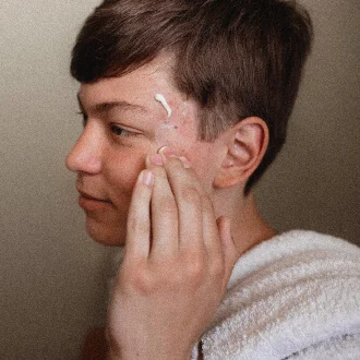 Brak cierpliwości – częste zmiany stosowanych kosmetyków i leków nie sprzyjają leczeniu.