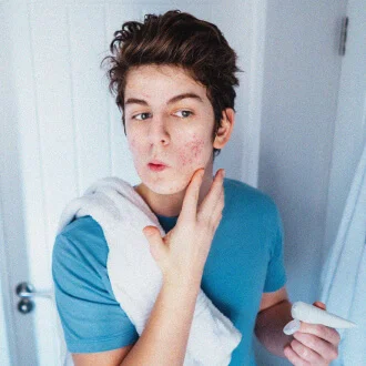 Sięganie po tanie drogeryjne kosmetyki o nieprzebadanym składzie.