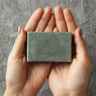 Stosowanie szarego mydła do oczyszczania skóry twarzy.